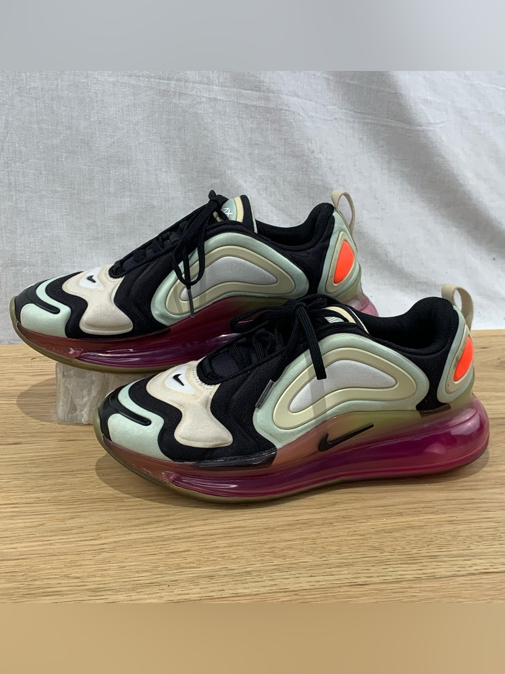 Nike Air Max 720 Women’s Size 7 Black Fossil Pistachio Athletic Shoes